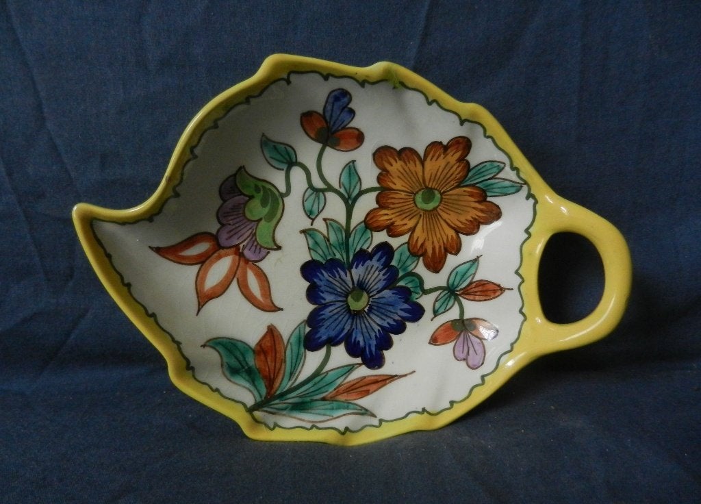 Plateel bladvorm schaaltje met bloemdecor De Iris Gouda b 20, Antiek en Kunst, Ophalen of Verzenden