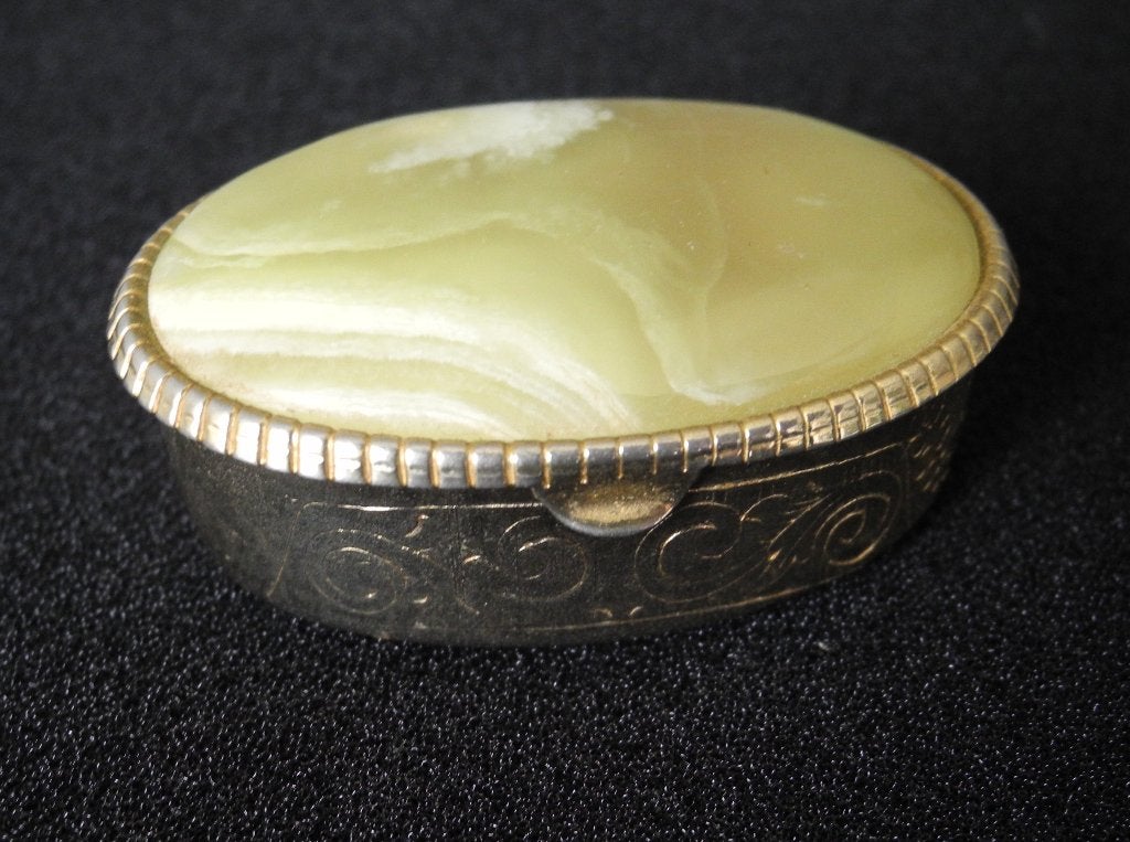 Vintage pillendoosje met onyx deksel – sierlijk en zeldzaam., Ophalen of Verzenden