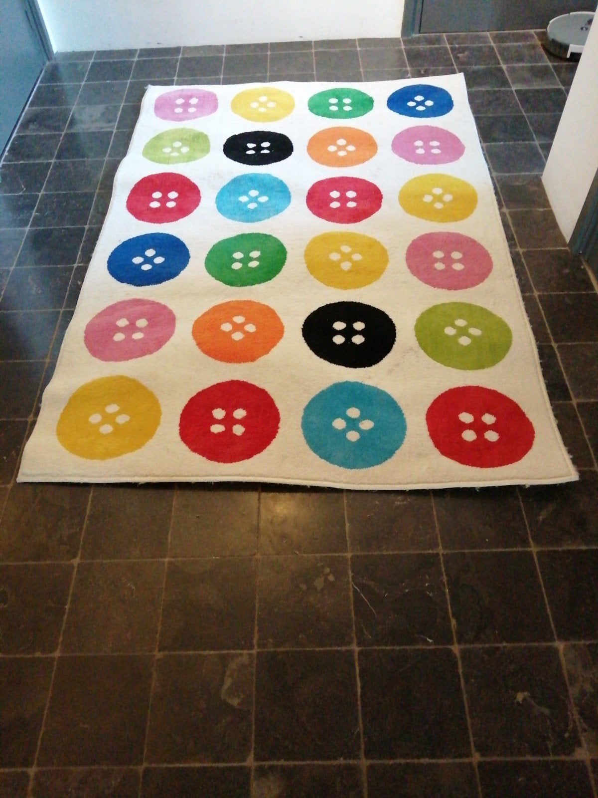 Vrolijk kleed met knoopjespatroon - 130x195 cm, Huis en Inrichting, Stoffering | Tapijten en Kleden, Ophalen, Gebruikt, Modern, Speels, Vrolijk