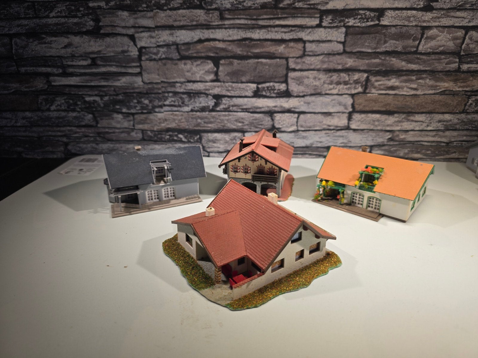 4 villa's bungalows huisjes N spoor modeltrein 1:160, Ophalen of Verzenden, Gebruikt, Brug, Tunnel of Gebouw, Overige merken