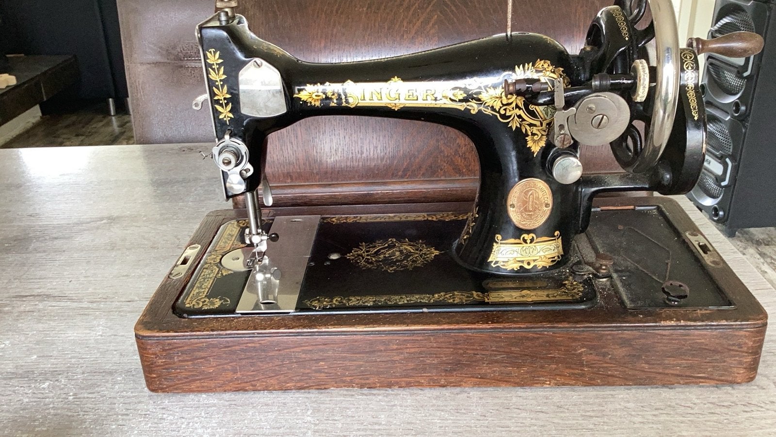 Antieke Singer Naaimachine met Houten Onderstel, Ophalen