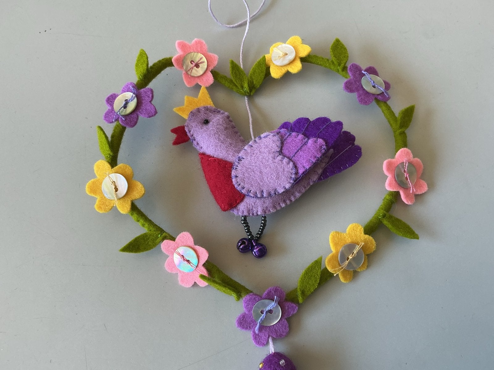 Handgemaakt hart van wolvilt met vogel en bloemen, Ophalen of Verzenden, Nieuw, Versiering, Wolvilt
