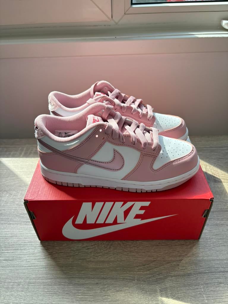 Nike Dunk Low Pink Velvet | EU 37.5, Nieuw, Ophalen of Verzenden, Sneakers of Gympen, Nike