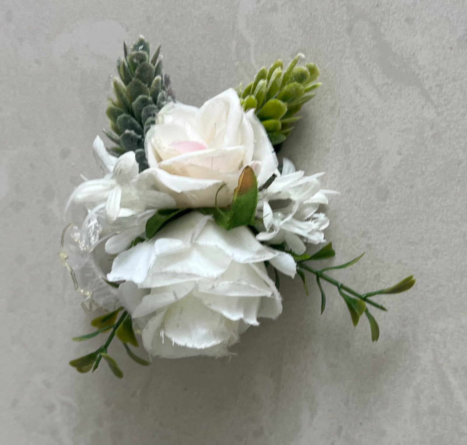 bloem corsage met groen en kanten detail, Ophalen of Verzenden, Zo goed als nieuw