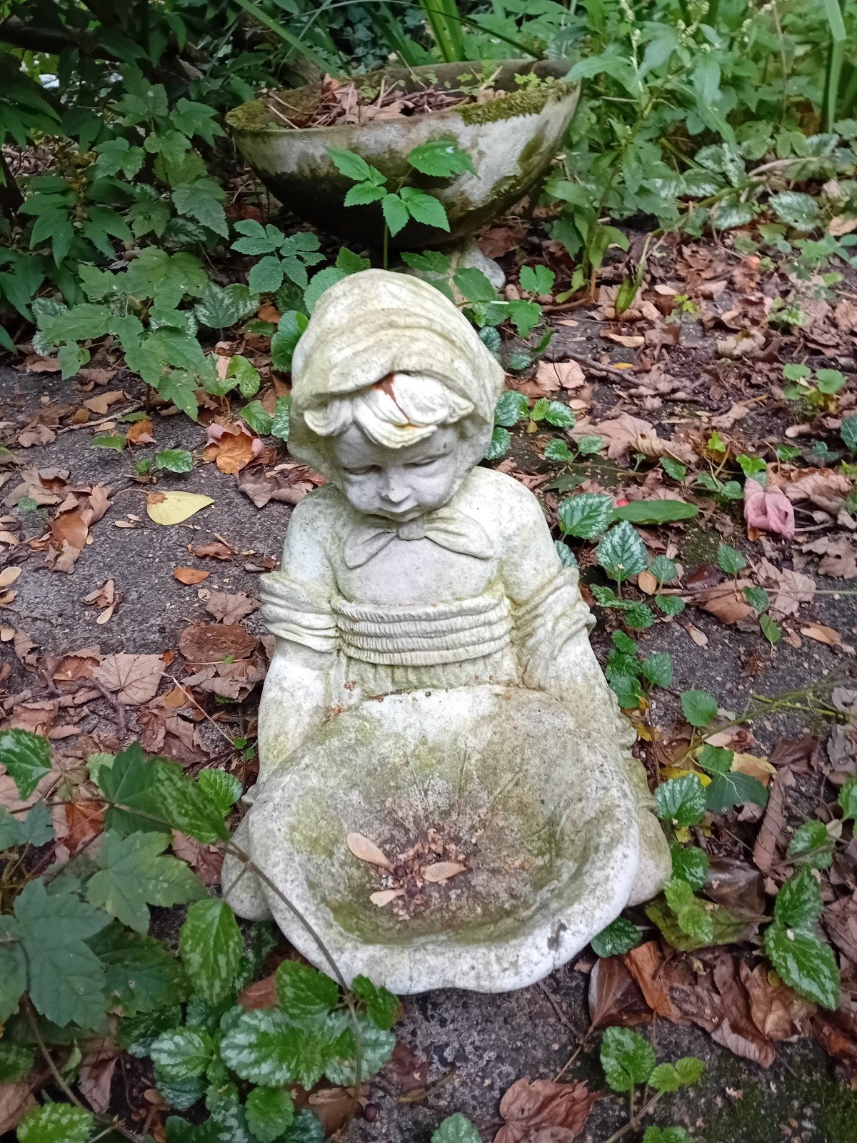 Vintage Tuinbeeld Meisje met Schaal - Beton, Ophalen, Gebruikt, Beton, Mensenbeeld