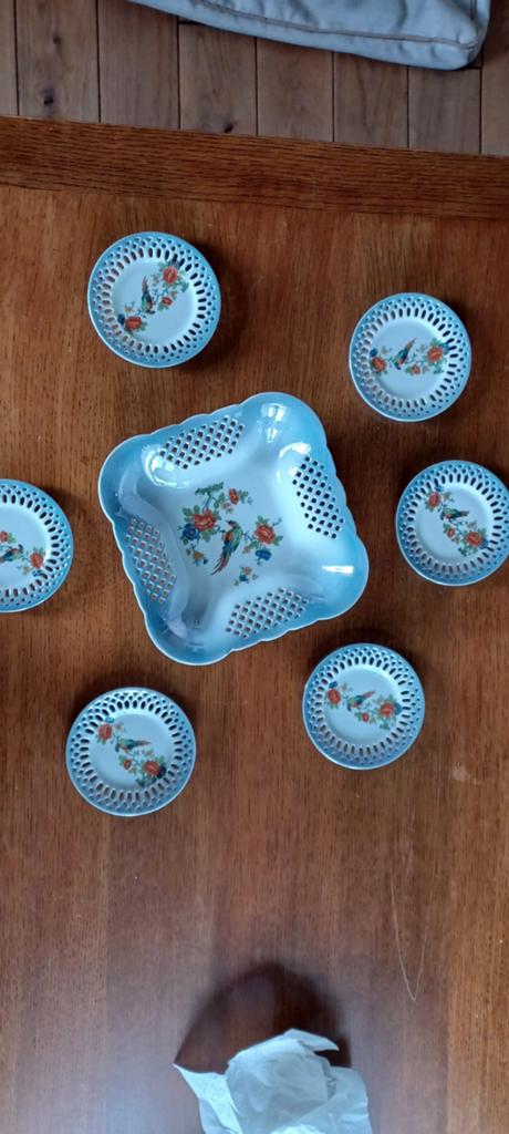 Victoria China Servies: Schaal met 6 schoteltjes, Ophalen of Verzenden