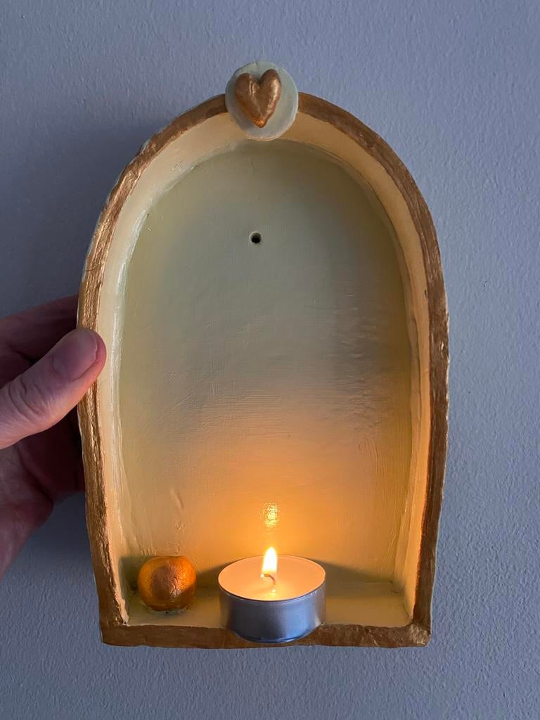 Altaartje met wierrookstokje, waxinelichtje en foto/kaart, Ophalen of Verzenden, Nieuw