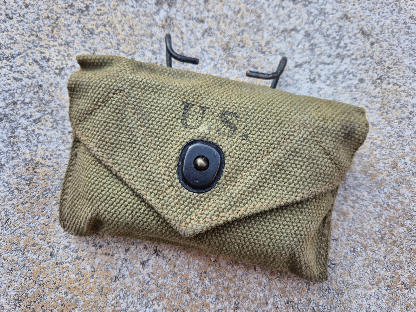 US WWII M1942 First-Aid Pouch + Carlisle First-Aid Packet, Verzamelen, Verzenden, Landmacht, Amerika, Overige typen