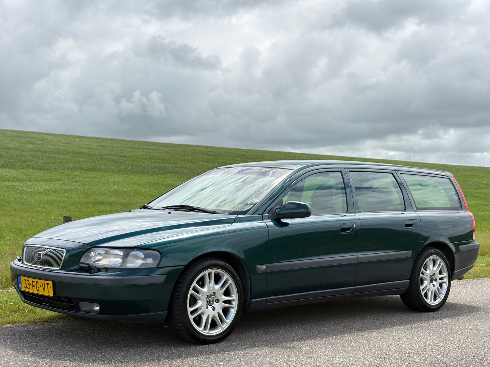 Volvo V70 2.3 T5 250PK Groen | Clima | Cruise | spoiler!!, 1800 kg, Beige, 93 €/maand, Euro 4