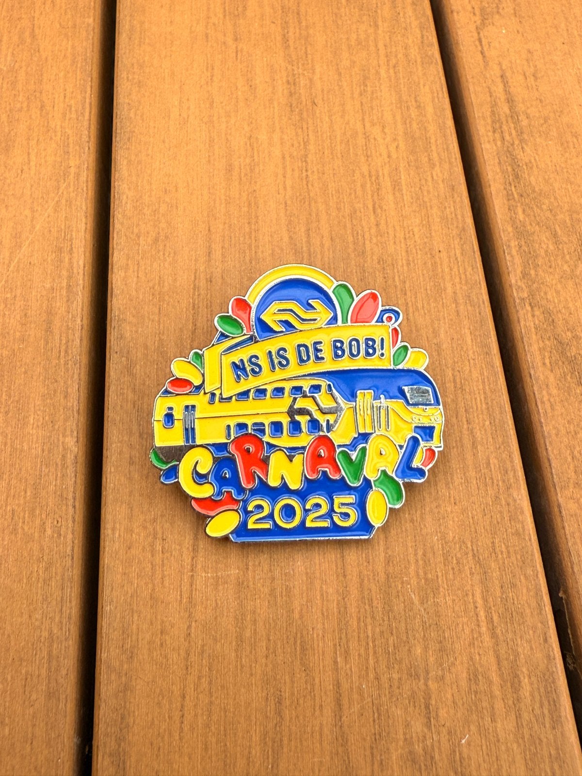 NS is de BOB! Carnaval 2025 Speldje/Pin, Ophalen of Verzenden, Zo goed als nieuw, Overige onderwerpen, Speldje of Pin