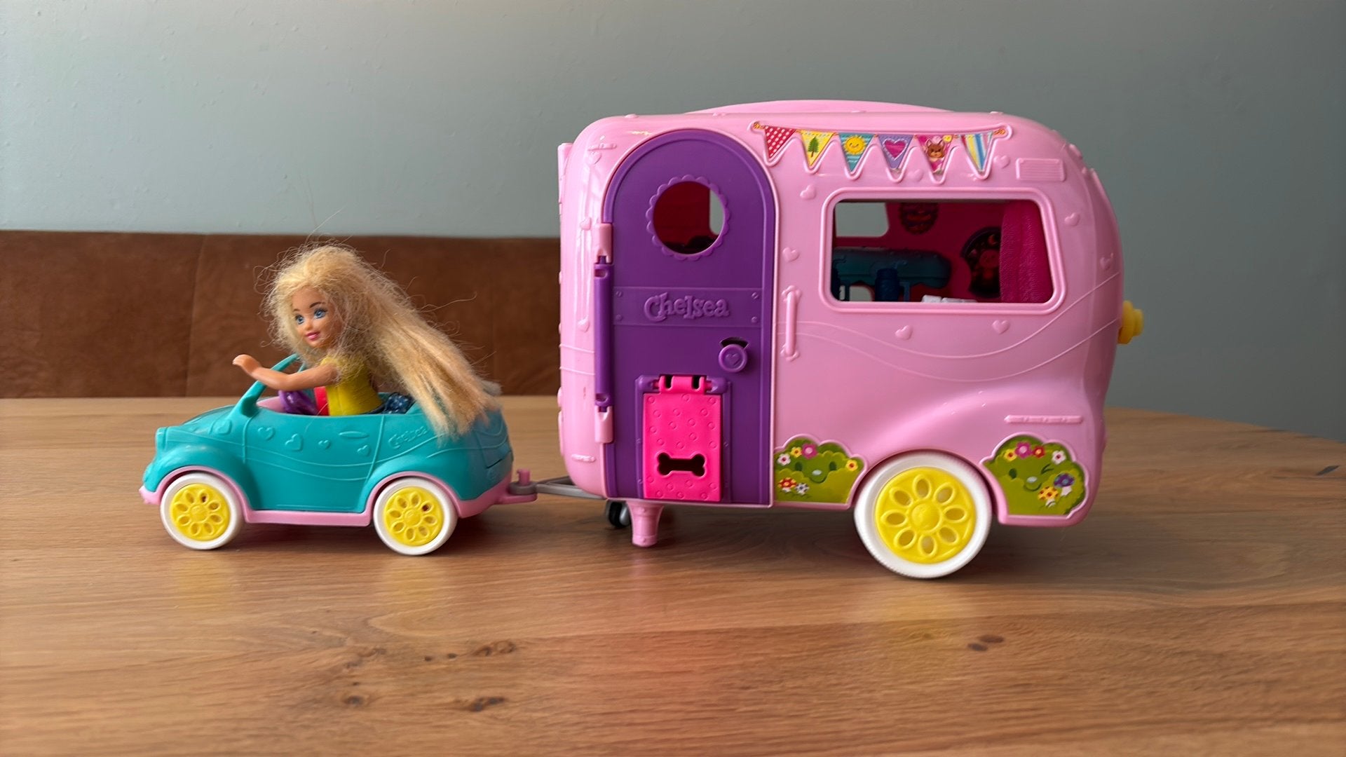 Barbie Chelsea Camper met pop en accessoires, Ophalen of Verzenden, Gebruikt, Meisje