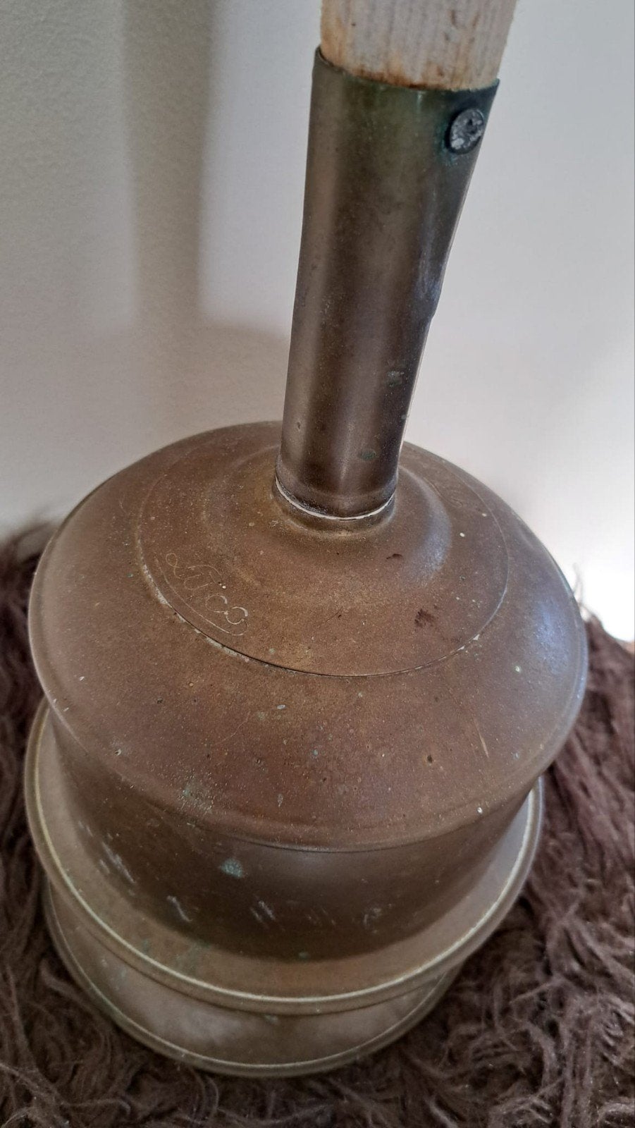 Antieke wasstamper met houten steel en koperen kop, Ophalen
