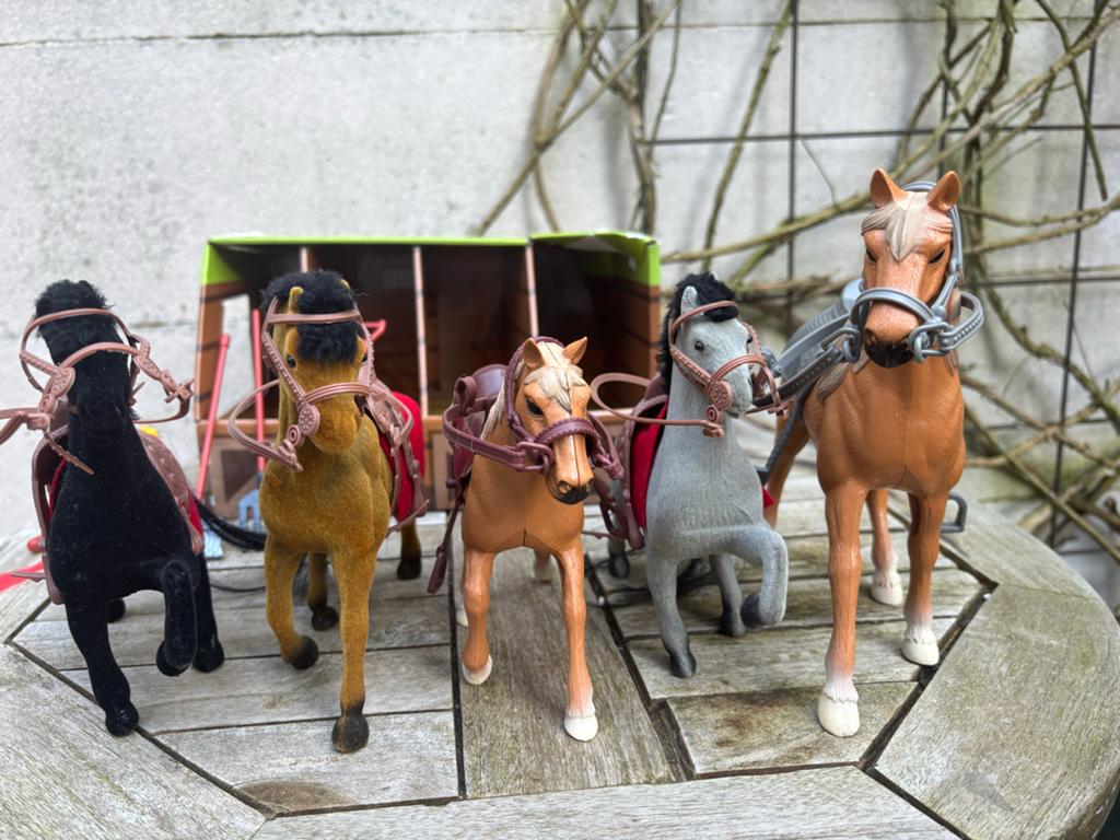 Kartonnen paardenstal met 5 speelgoedpaarden, Ophalen, Gebruikt, Jongen of Meisje