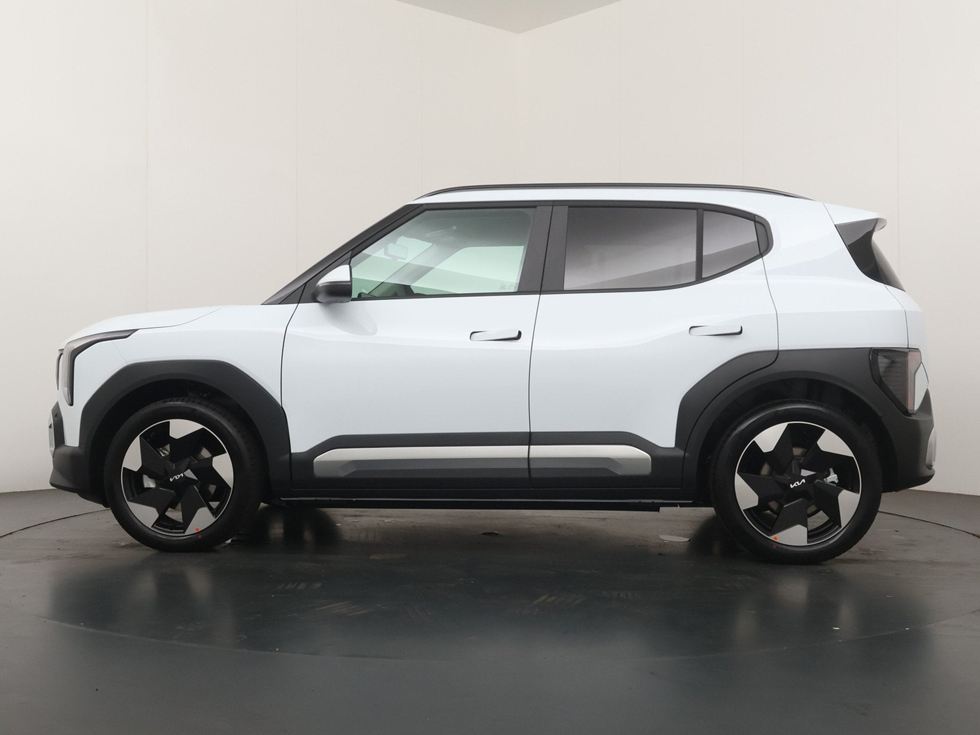 Kia EV2 Plus 42.2 kWh EV Tech Pack - Stoel-/Stuurverwarming, Auto's, Stof, Met garantie (alle), Wit, 1545 kg