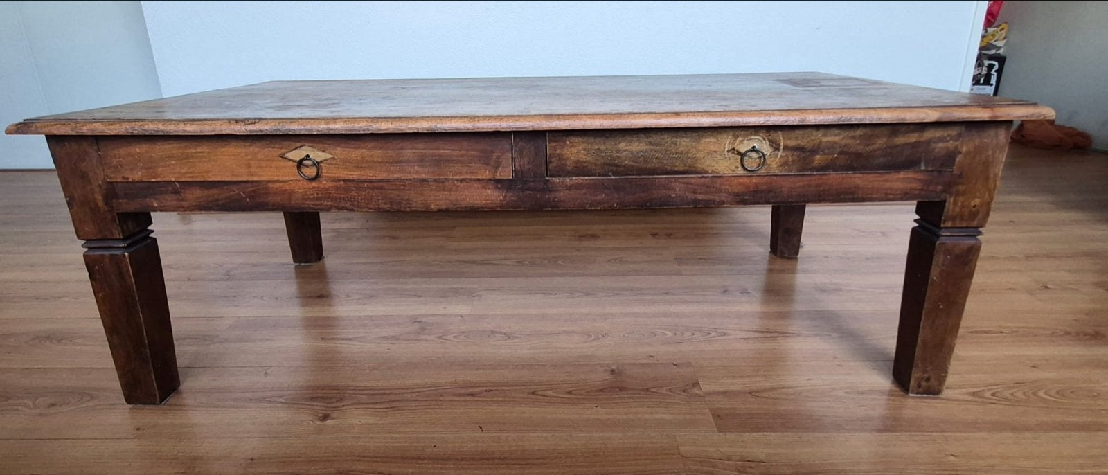 Robuuste houten salontafel met lades 136 cm, Ophalen, Gebruikt, 100 tot 150 cm, Vintage