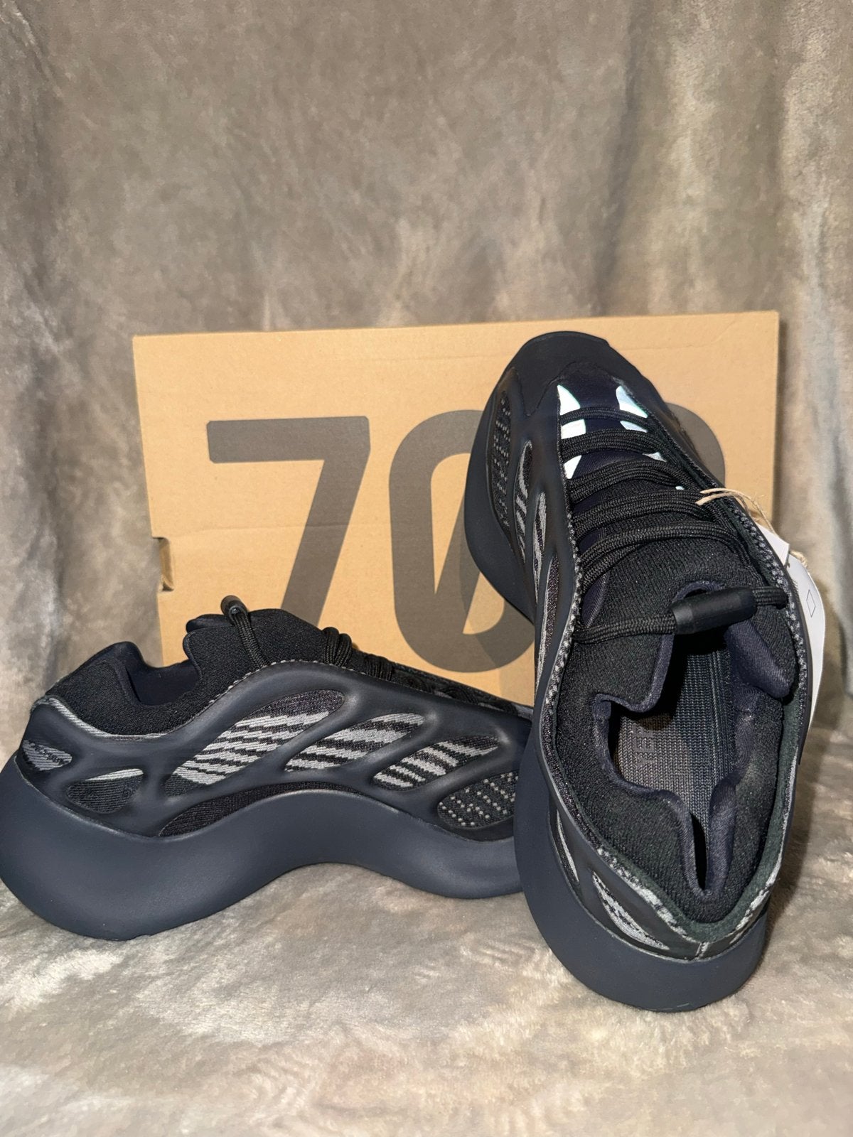 Adidas Yeezy 700 V3 Azael - Maat 42, Ophalen, Nieuw, Zwart, Sneakers of Gympen
