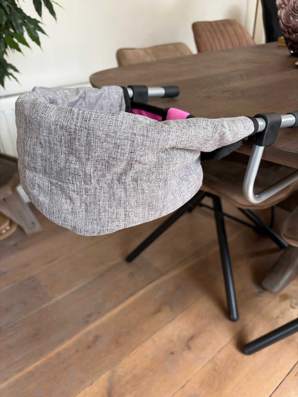 Handige aanklikbare poppenstoel voor aan tafel, Kinderen en Baby's, Speelgoed | Poppen, Ophalen, Zo goed als nieuw, Overige typen