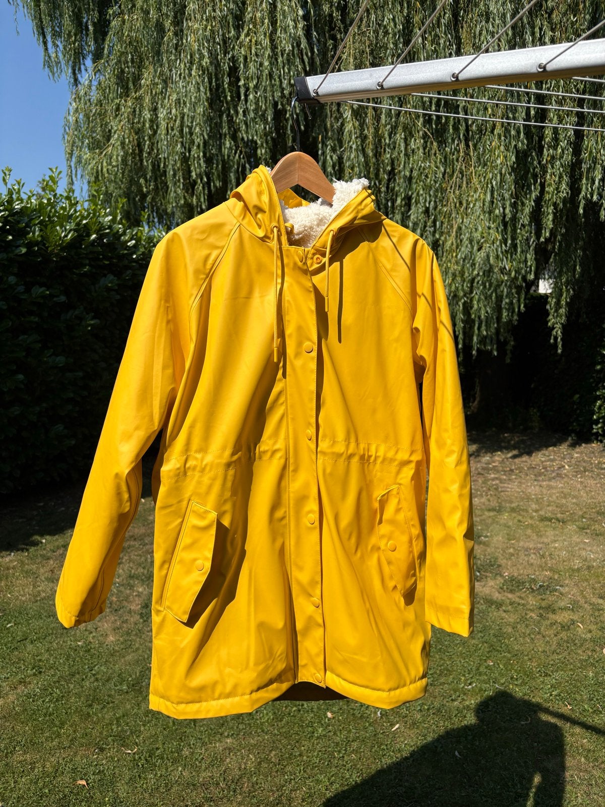 Gele regenjas met teddy voering (medium, 38), Kleding | Dames, Jassen | Winter, Ophalen of Verzenden, Zo goed als nieuw, Maat 38/40 (M)