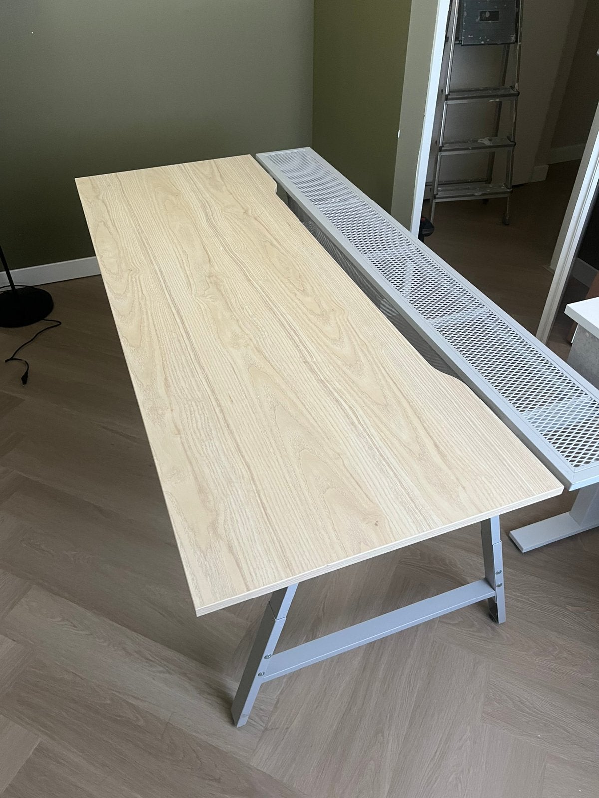 Ikea utespelare bureau essenpatroon hout grijs ZSM ophalen, Ophalen, Zo goed als nieuw