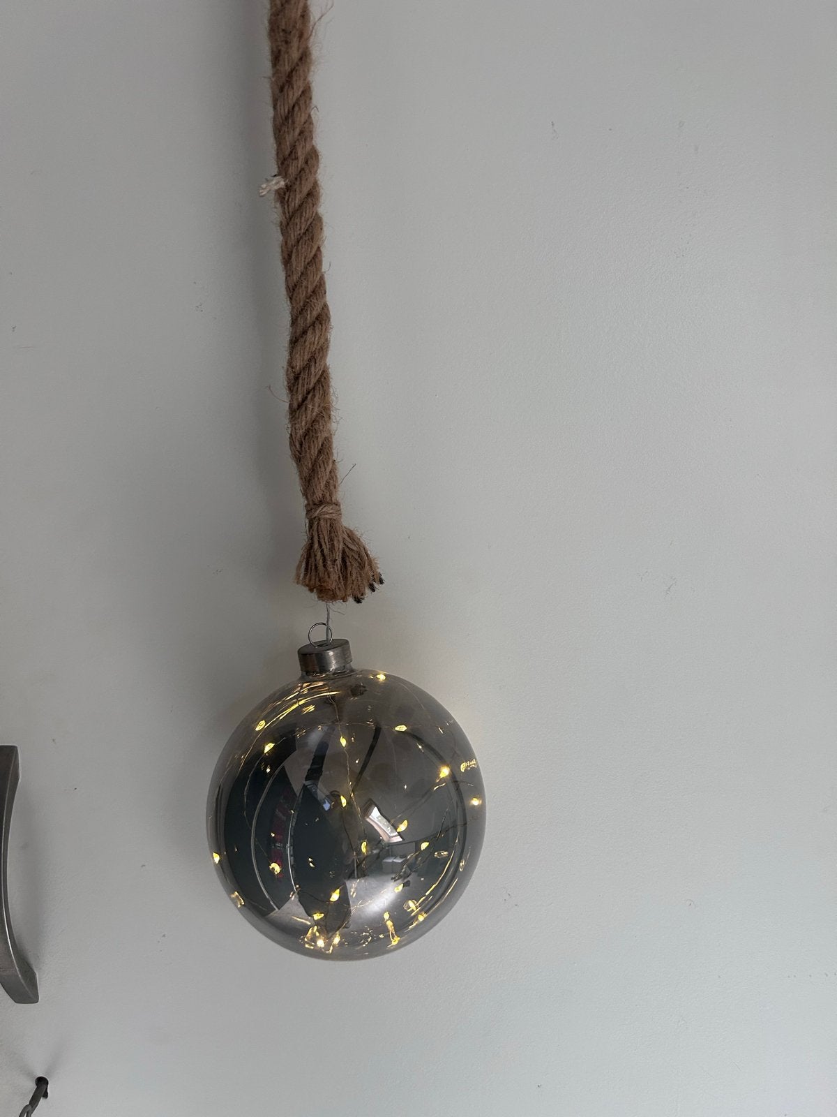 Decoratieve LED-bol met touwophanging, Overige merken, Overige fittingen, Ophalen of Verzenden, Zo goed als nieuw