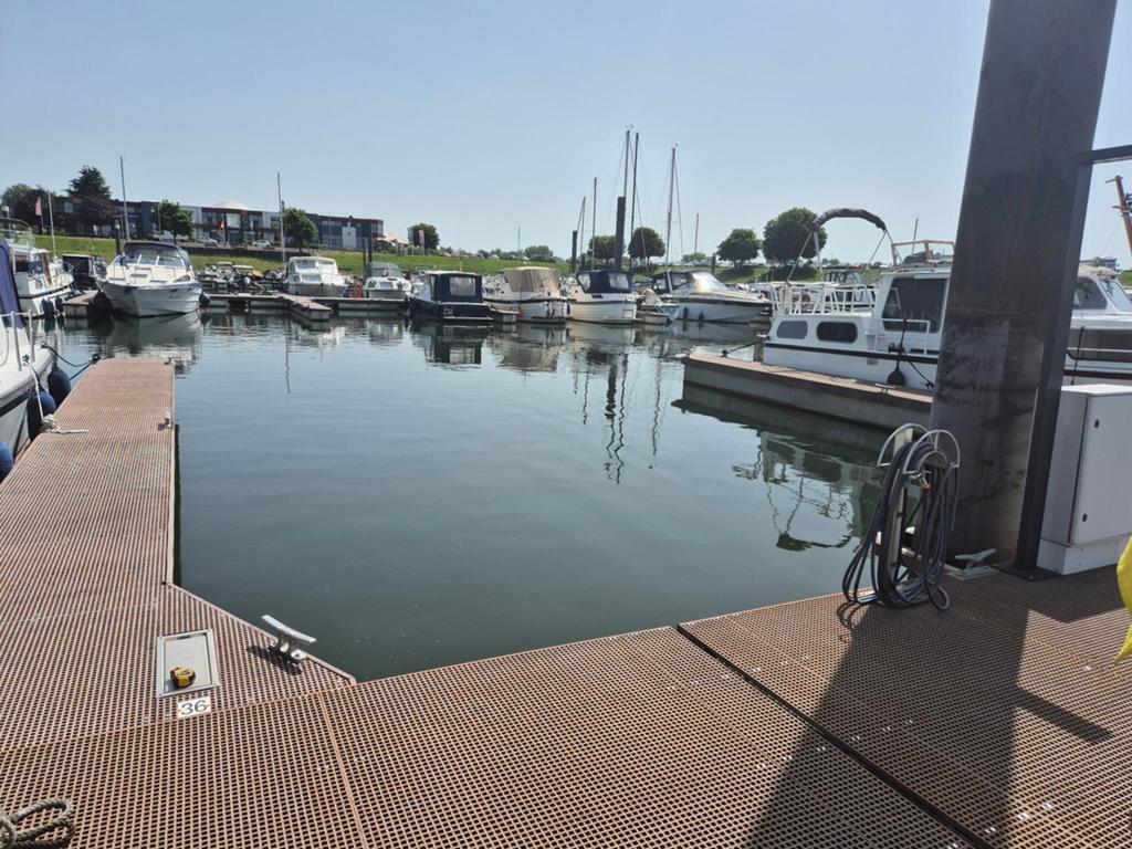 Ligplaats 10m met eigen p-plaats in Maaspark De Lithse Ham, Herfst, Buiten
