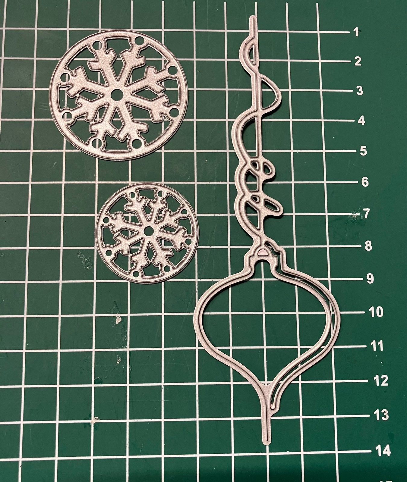 Snijmallen sneeuwvlokken en kerstbal, Hobby en Vrije tijd, Scrapbooking, Ophalen of Verzenden, Zo goed als nieuw, Frame of Mal