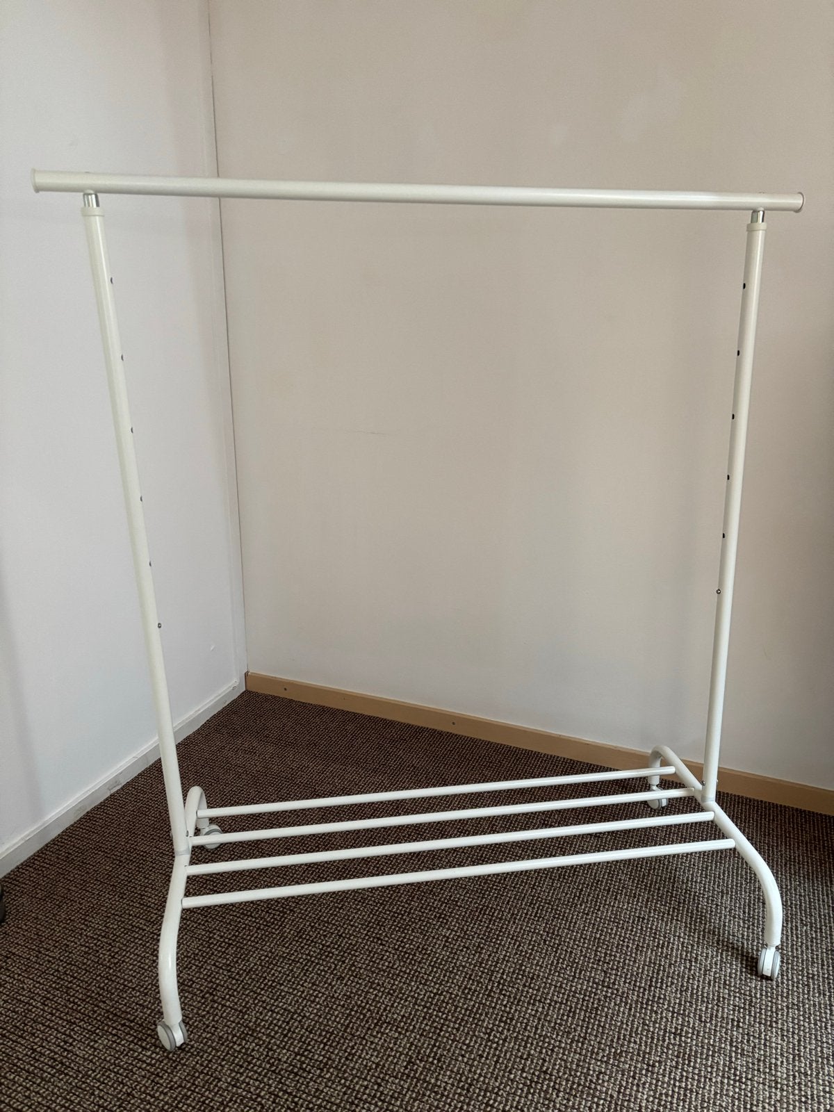 IKEA RIGGA kledingrek wit - Verstelbaar en verrijdbaar, Ophalen, Met wielen, Gebruikt