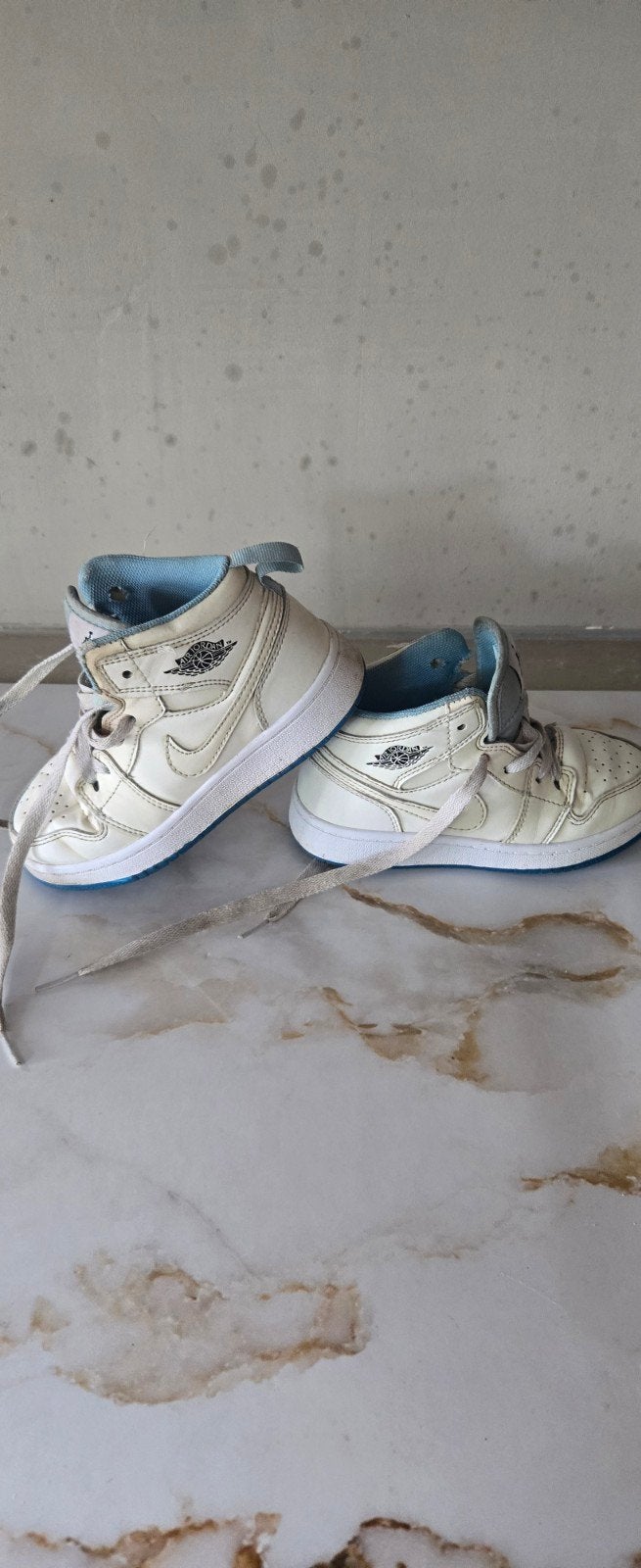 Jordan sneakers die van kleur veranderen in het licht, Kinderen en Baby's, Kinderkleding | Schoenen en Sokken, Ophalen, Gebruikt
