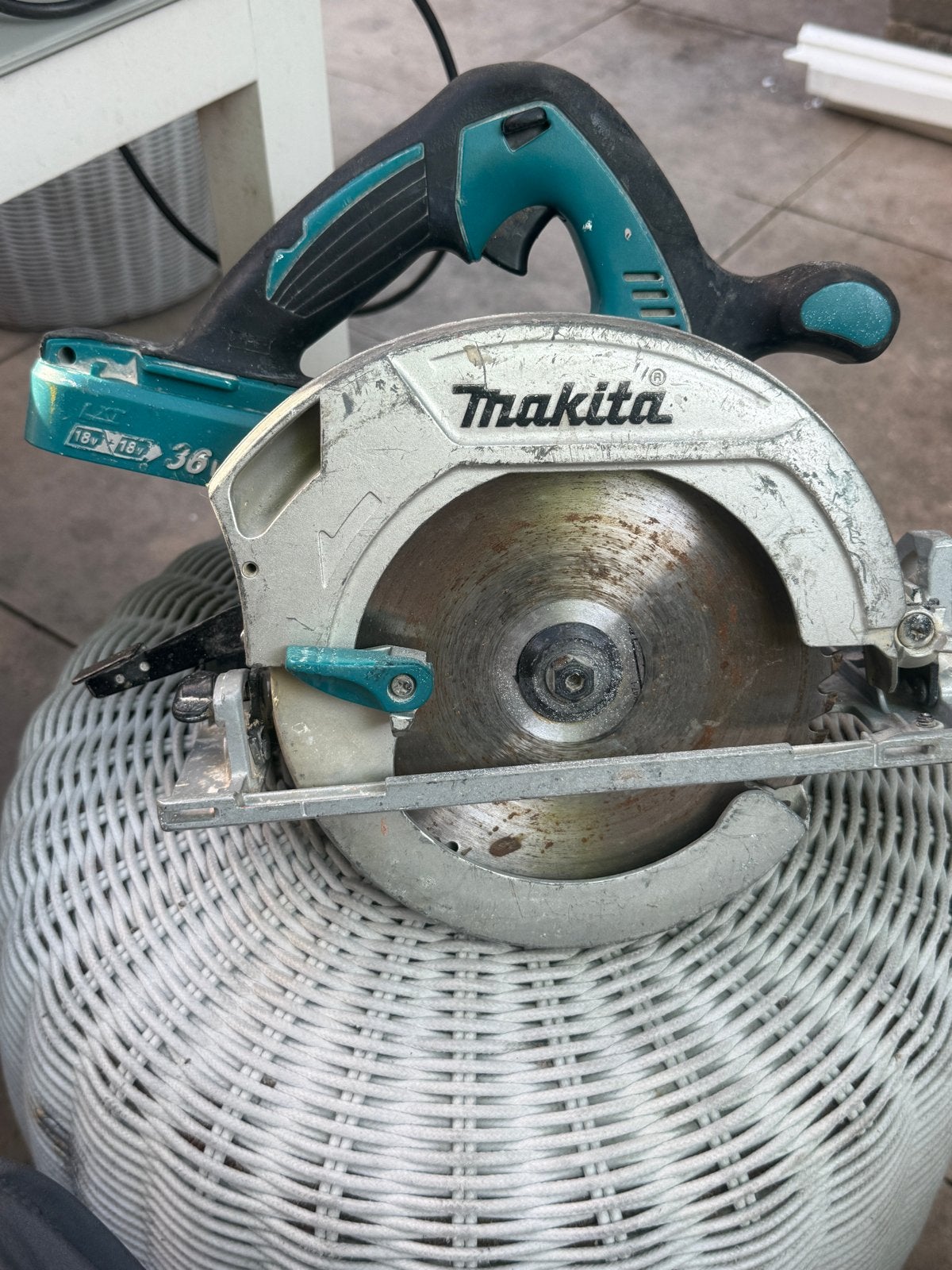 Makita DHS710 Accu Cirkelzaag 36V (2x18V) - Gebruikt, Gebruikt, Cirkelzaag, 70 mm of meer, Ophalen of Verzenden