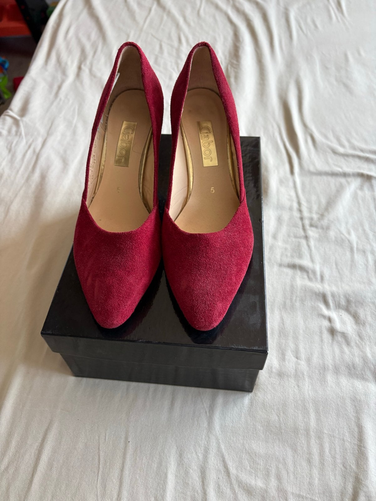 Feestelijke rode suède pumps - Gabor - Maat 38, Ophalen of Verzenden, Zo goed als nieuw, Rood, Pumps
