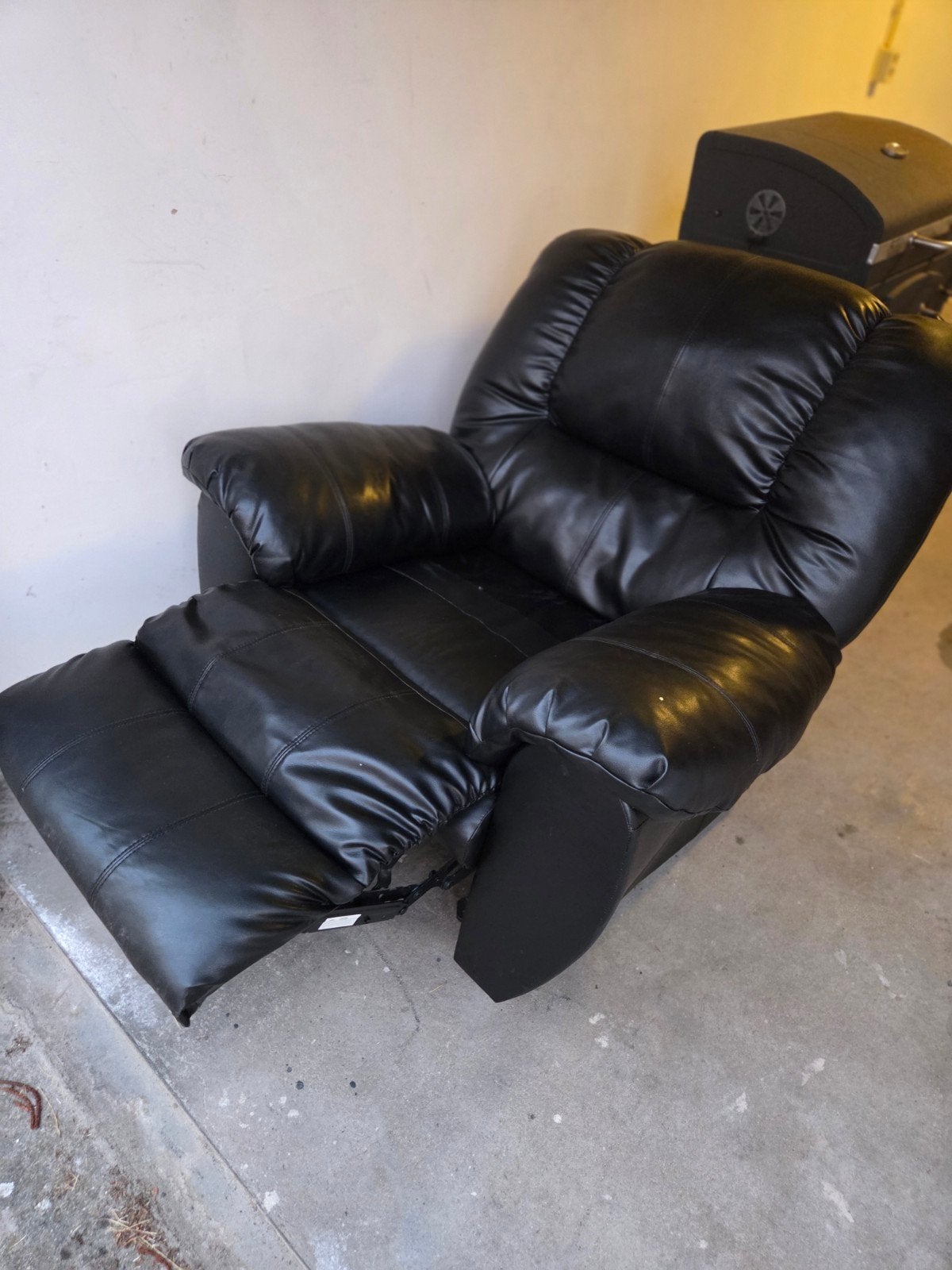 Zwarte leren relaxfauteuil - Comfortabel en verstelbaar, Ophalen, Gebruikt, Modern, comfortabel, 75 tot 100 cm