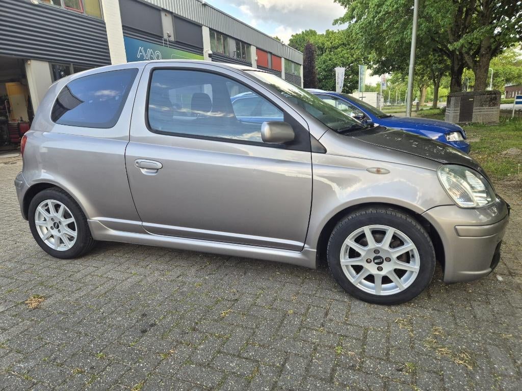 Toyota Yaris 1.5 T-Sport VVT-i Technisch goed en pas gekeurd, Voorwielaandrijving, 4 cilinders, 400 kg, Origineel Nederlands