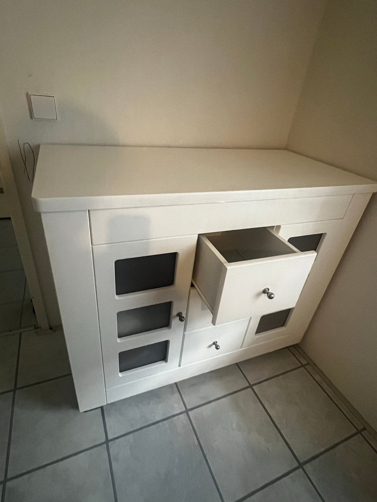 Foto 3 van Witte ladekast/dressoir met glazen deuren
