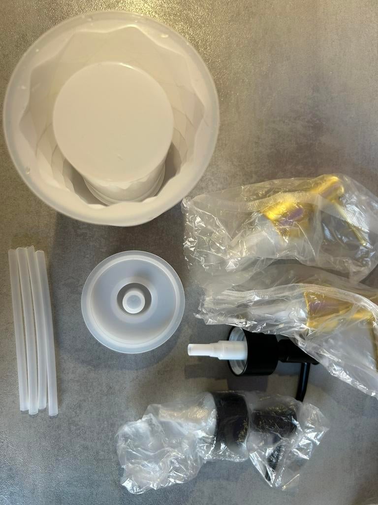 set epoxy mallen voor zeeppompje lotionpompje., Hobby en Vrije tijd, Knutselen, Ophalen of Verzenden, Zo goed als nieuw