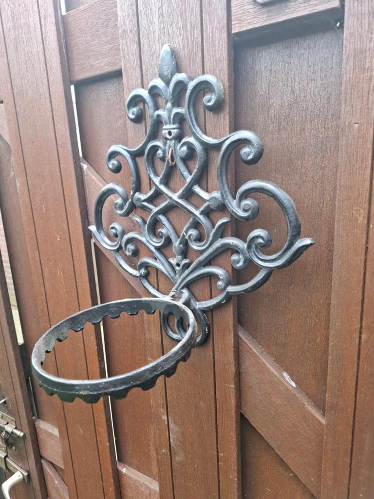 Brokante gietijzeren plantenhanger, Ophalen of Verzenden, Rond, Metaal, Minder dan 30 cm