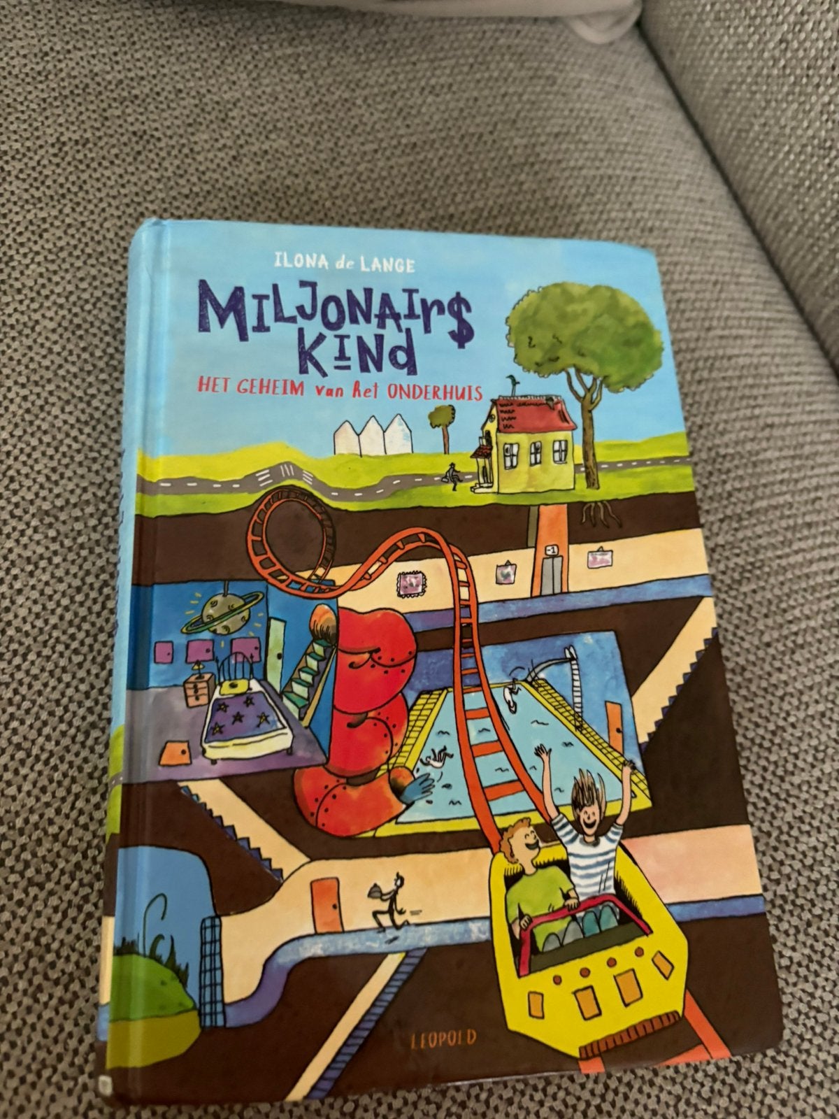 Miljonairskind, Ophalen of Verzenden, Gelezen, Fictie algemeen