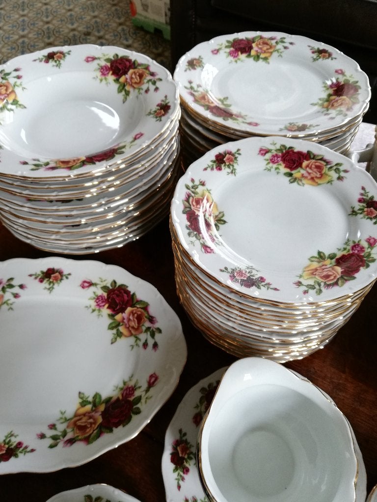 14 pers Eet- en koffie servies met prachtig rozen decor, Ophalen, Zo goed als nieuw, Overige stijlen, Porselein