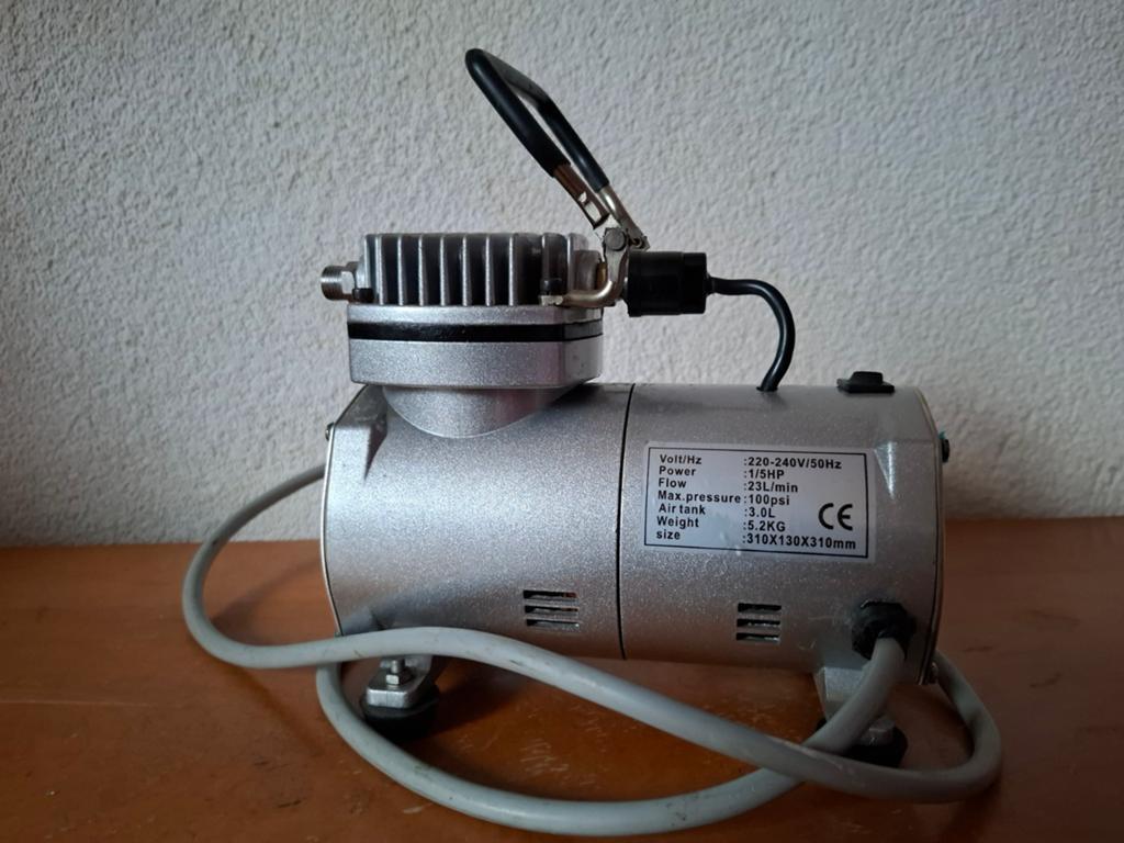 Compacte Airbrush Compressor - Draagbaar en Stil, 6 tot 10 bar, Ophalen of Verzenden, Zo goed als nieuw, Minder dan 200 liter/min