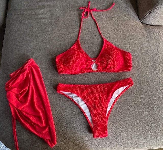 Rode bikini met textuur + bijpassende pareo omslagdoek, mt L, Ophalen of Verzenden, Bikini, Rood, Onbekend