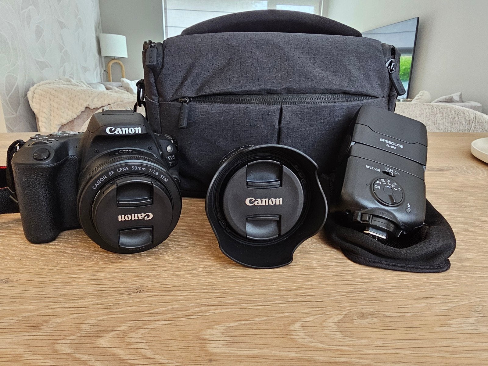 Canon EOS 200D met 2 lenzen, flitser en cameratas, Spiegelreflex, Canon, Ophalen of Verzenden, Zo goed als nieuw