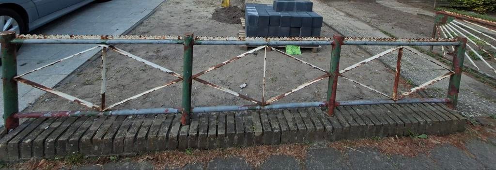 Oud ijzeren hekwerk met poort - Vintage tuinhek, Tuin en Terras, Tuinhekken en Hekwerk, Gebruikt, Tuinhek, IJzer, Met poort, Ophalen