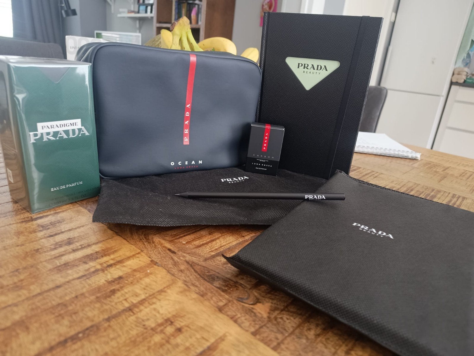 Prada toilettas met notitieboekje en potlood, Ophalen of Verzenden, Zo goed als nieuw, Zwart, Dame