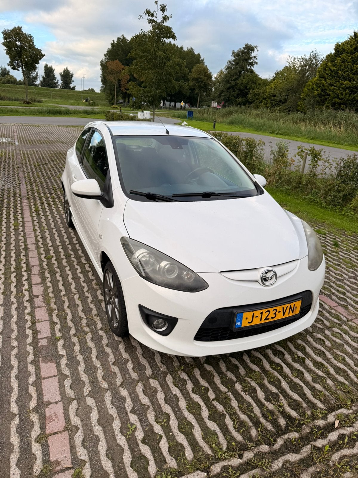 Mazda 2 1.3 met LPG, Voorwielaandrijving, 4 cilinders, Wit, 1349 cc