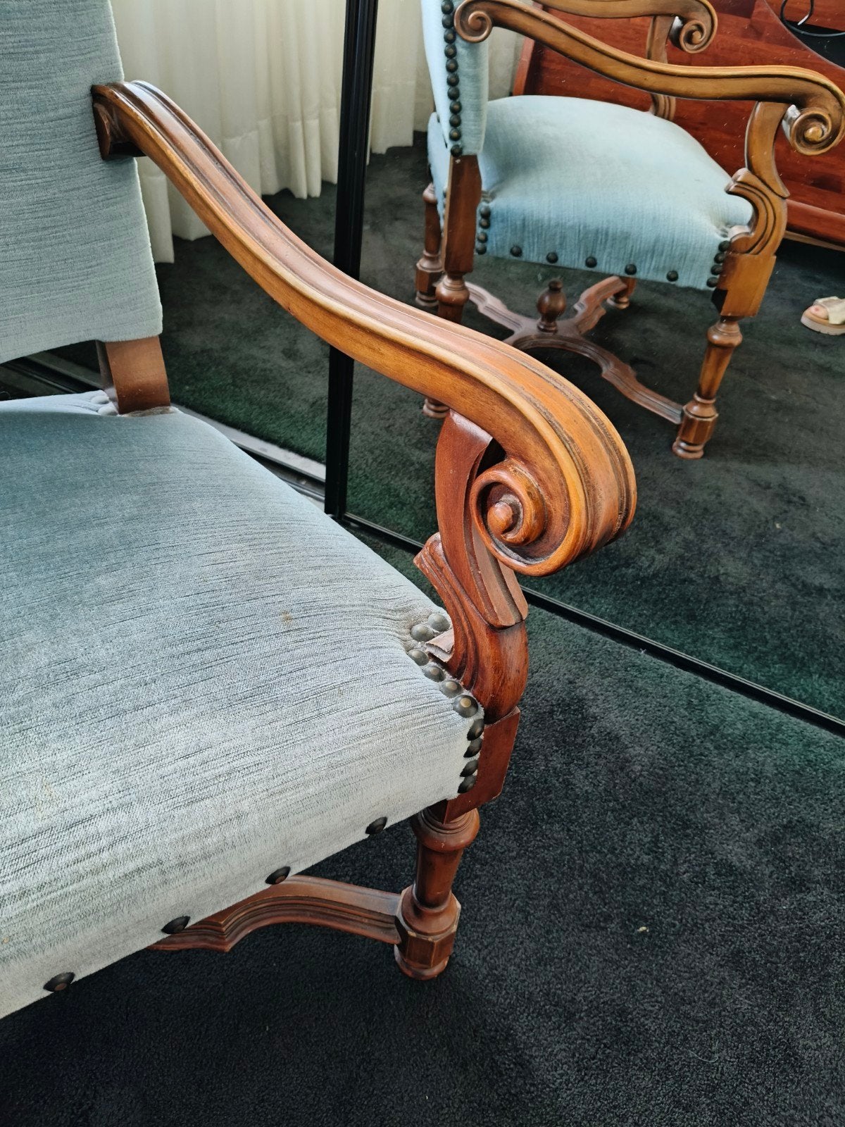 Klassieke stoel met sierlijk snijwerk en blauwe bekleding, Antiek en Kunst, Antiek | Meubels | Stoelen en Banken, Ophalen