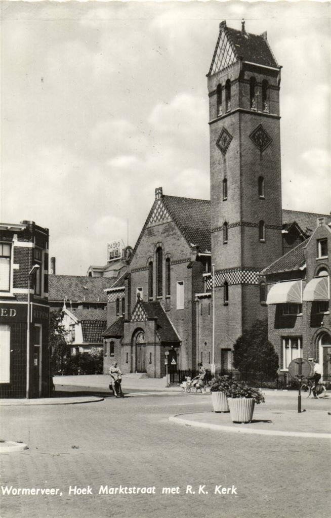 Wormerveer, Hoek Marktstraat met R.K. Kerk - 1971 gelopen, Ophalen of Verzenden, 1960 tot 1980, Gelopen, Noord-Holland