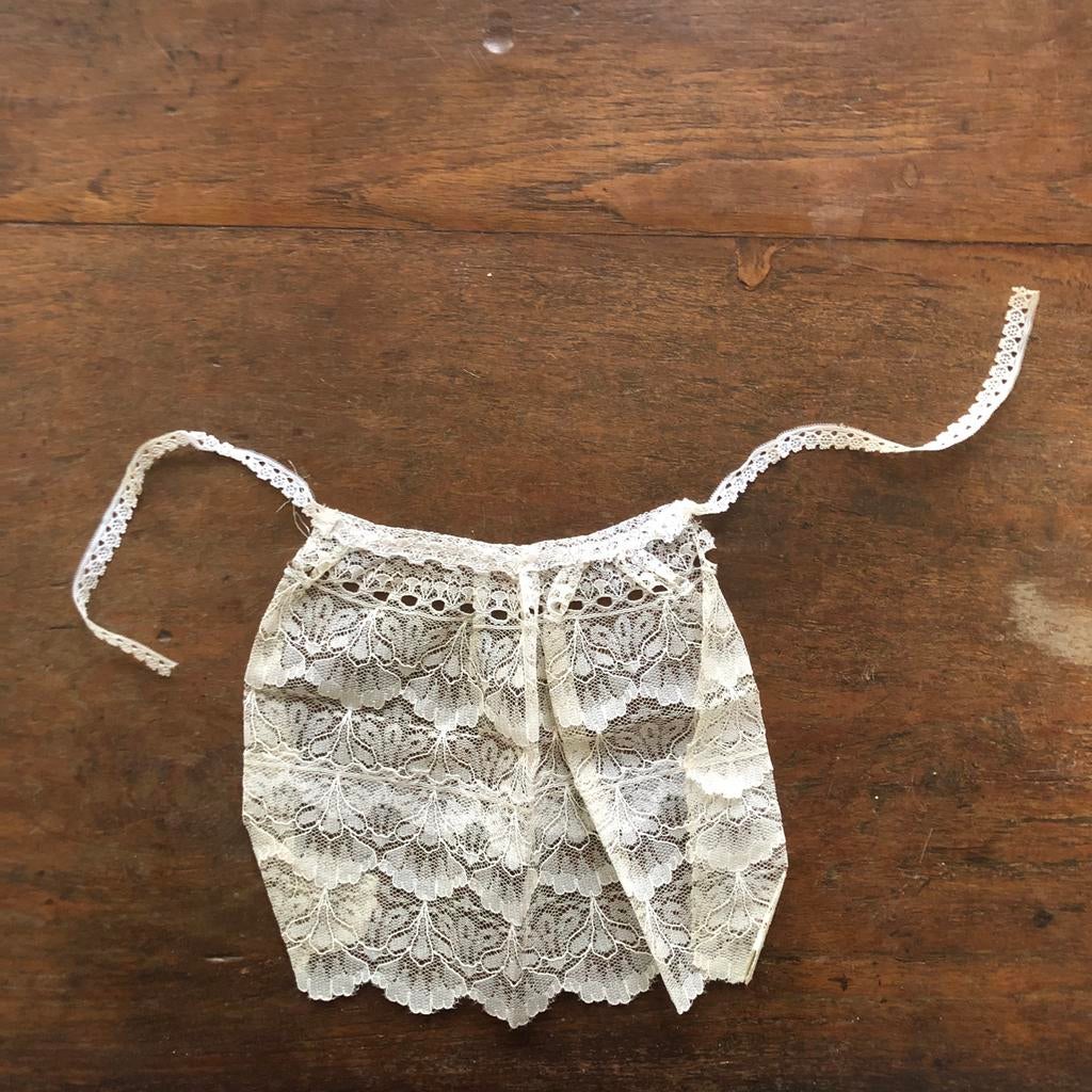 Schattig kanten poppenshortje voor vintage of moderne pop, Verzamelen, Poppen, Ophalen of Verzenden, Zo goed als nieuw, Babypop