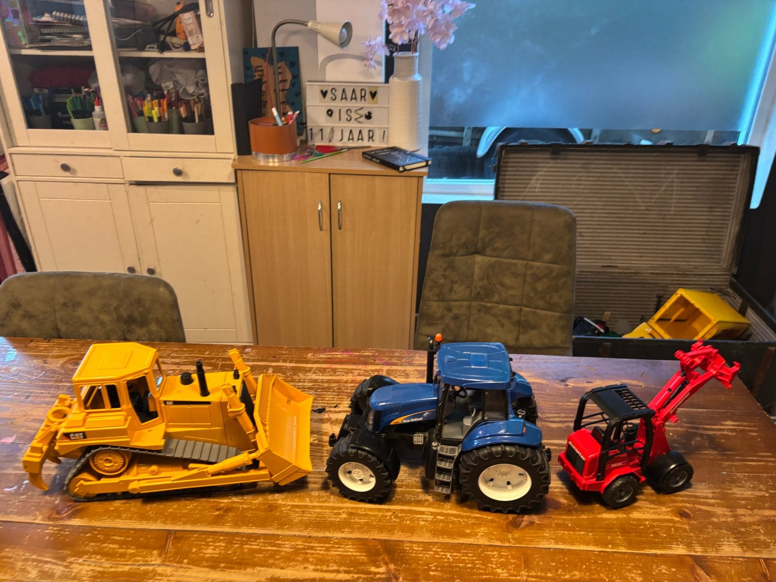 Speelgoedvoertuigen: CAT bulldozer, New Holland tractor, Sch, Ophalen of Verzenden, Gebruikt