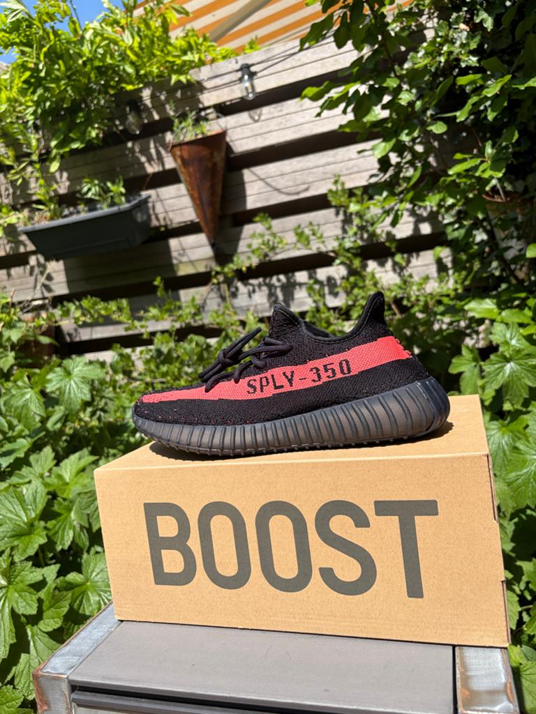Adidas Yeezy 350 Core Black Red - Maat 41 1/3, Ophalen of Verzenden, Zo goed als nieuw, Zwart, Sneakers of Gympen
