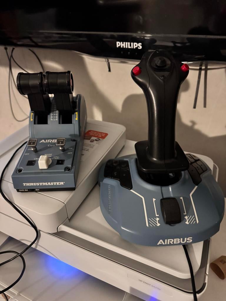 Thrustmaster Airbus Edition Flight Stick & Throttle, Computers en Software, Joysticks, Ophalen of Verzenden, Zo goed als nieuw