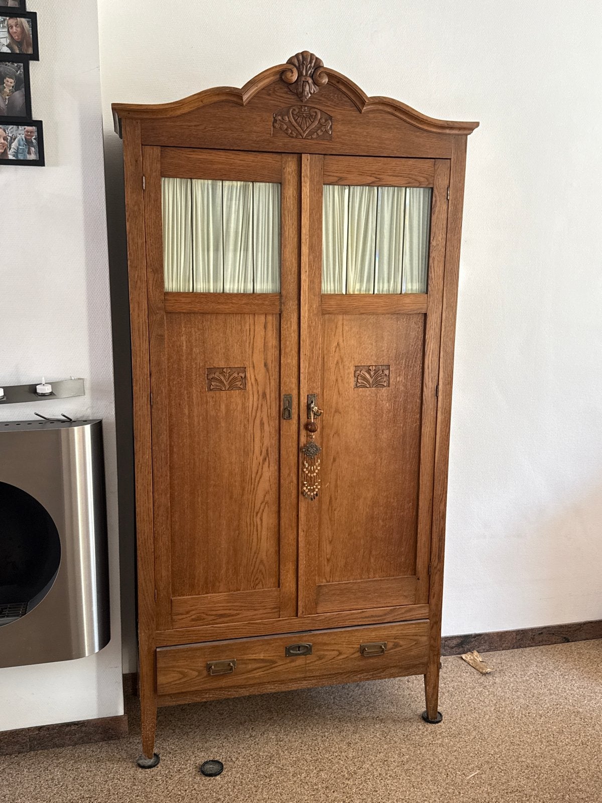 Antieke houten kast met gesneden details, Ophalen